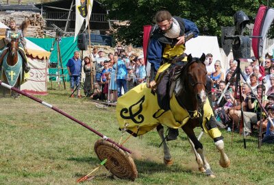 Auf diesem Schloss im Erzgebirge haben Ritter die Lanzen sprechen lassen - Mit Pfeil und Bogen kam es aufs Zielvermögen an. Foto: Andreas Bauer