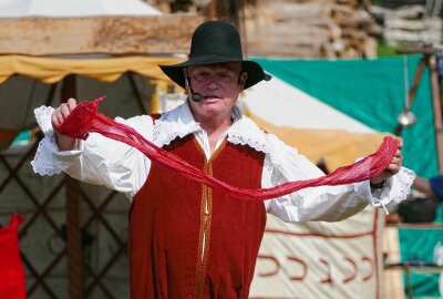 Auf diesem Schloss im Erzgebirge haben Ritter die Lanzen sprechen lassen - Organisator Henri Bibow führte als Moderator durch die Ritterspiele. Foto: Andreas Bauer