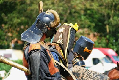 Auf diesem Schloss im Erzgebirge haben Ritter die Lanzen sprechen lassen - Gekämpft wurde in rustikalen Helmen. Foto: Andreas Bauer