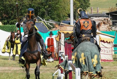 Auf diesem Schloss im Erzgebirge haben Ritter die Lanzen sprechen lassen - Die Wucht war so groß, dass einige Lanzen zerbarsten. Foto: Andreas Bauer