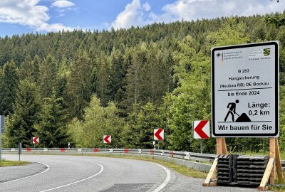 Auf dieser Bundesstraße im Erzgebirge erfolgt mit Beginn der Sommerferien Vollsperrung - Im Bereich der B283 werden am Ortseingang Bockau aus Richtung Aue Arbeiten zur Errichtung einer Böschungssicherung durchgeführt. Foto: Ralf Wendland