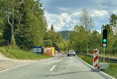 Auf dieser Bundesstraße im Erzgebirge erfolgt mit Beginn der Sommerferien Vollsperrung - Im Bereich der B283 werden am Ortseingang Bockau aus Richtung Aue Arbeiten zur Errichtung einer Böschungssicherung durchgeführt. Foto: Ralf Wendland