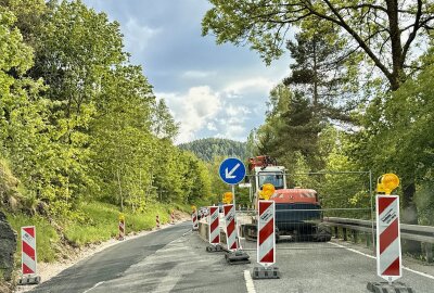 Auf dieser Bundesstraße im Erzgebirge erfolgt mit Beginn der Sommerferien Vollsperrung - Im Bereich der B283 werden am Ortseingang Bockau aus Richtung Aue Arbeiten zur Errichtung einer Böschungssicherung durchgeführt. Foto: Ralf Wendland