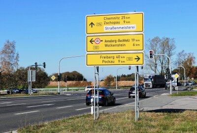 Auf dieser Verkehrsader im Erzgebirge droht 2025 die nächste Umleitung - Von der Kreuzung an der Heinzebank aus soll die Fahrbahn der B 101 in Richtung Annaberg-Buchholz 2025 auf einer Länge von gut drei Kilometern erneuert werden. Foto: Andreas Bauer