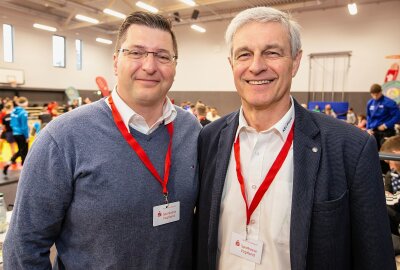 Auf geht es:  Pausa empfängt heute Abend Hannover! - Auch Landrat Thomas Hennig (links) drückt dem Verein um Ulrich Leithold die Daumen: Foto: Oliver Orgs / Pressebüro Repert