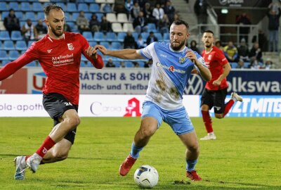 Aufatmen in Chemnitz: Die Himmelblauen fahren endlich Heimsieg ein - Tobias Gunte und Artur Mergel liefern sich einen Zweikampf. Foto: Harry Härtel