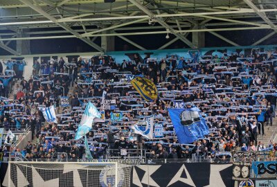 Aufatmen in Chemnitz: Die Himmelblauen fahren endlich Heimsieg ein - Die Chemnitzer Südkurve. Foto: Harry Härtel