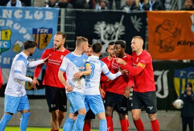 Aufatmen in Chemnitz: Die Himmelblauen fahren endlich Heimsieg ein - Die Spieler diskutieren auf dem Spielfeld. Foto: Harry Härtel