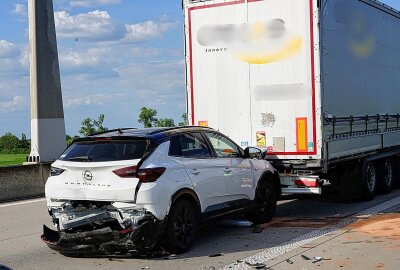 Auffahrunfall auf A38: Drei Personen verletzt - Bei einem Unfall auf der A38 wurden drei Personen verletzt. Foto: xcitepress