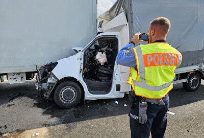 Auffahrunfall auf der A72: Transporter kollidiert mit LKW - Am Dienstagnachmittag kam es auf der A72 bei Zwickau zu einem Auffahrunfall. Foto: Mike Müller