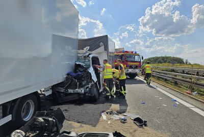 Auffahrunfall auf der A72: Transporter kollidiert mit LKW - Am Dienstagnachmittag kam es auf der A72 bei Zwickau zu einem Auffahrunfall. Foto: Mike Müller