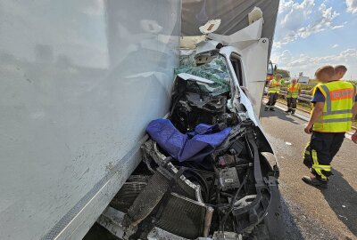 Auffahrunfall auf der A72: Transporter kollidiert mit LKW - Am Dienstagnachmittag kam es auf der A72 bei Zwickau zu einem Auffahrunfall. Foto: Mike Müller