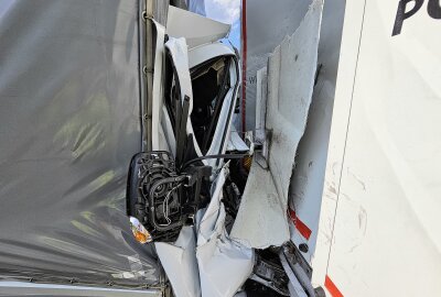 Auffahrunfall auf der A72: Transporter kollidiert mit LKW - Am Dienstagnachmittag kam es auf der A72 bei Zwickau zu einem Auffahrunfall. Foto: Mike Müller