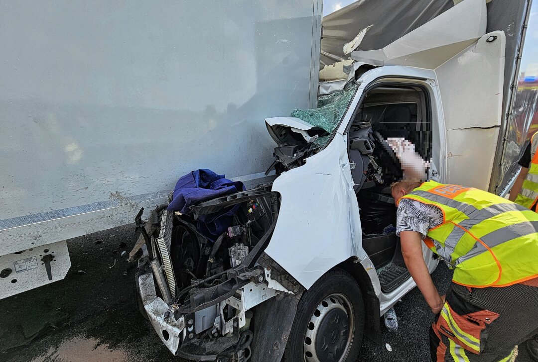 Auffahrunfall auf der A72: Transporter kollidiert mit LKW - Am Dienstagnachmittag kam es auf der A72 bei Zwickau zu einem Auffahrunfall. Foto: Mike Müller