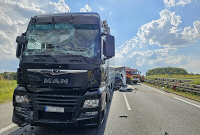 Auffahrunfall auf der A72: Transporter kollidiert mit LKW - Am Dienstagnachmittag kam es auf der A72 bei Zwickau zu einem Auffahrunfall. Foto: Mike Müller