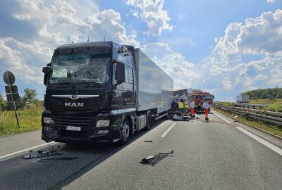 Auffahrunfall auf der A72: Transporter kollidiert mit LKW - Am Dienstagnachmittag kam es auf der A72 bei Zwickau zu einem Auffahrunfall. Foto: Mike Müller