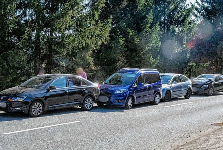 Auffahrunfall in Oderwitz: 72-jährige Fahrerin übersieht stoppende Fahrzeuge - In Oderwitz kam es zu einem Auffahrunfall mit vier beteiligten Fahrzeugen. Foto: xcitepress