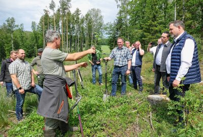 Aufforstung in Gornau vereint Schule, Politik und Wirtschaft - Hier gibt Förster Frank Günther den Teilnehmern wichtige Hinweise. Foto: Andreas Bauer