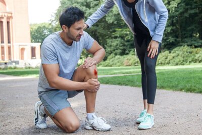 Aufgeschlagenes Knie? So versorgt man Schürfwunden richtig - Bei Schürfwunden ist die Infektionsgefahr besonders groß: Nach dem Desinfizieren sollte die Wunde mit einem geeigneten Pflaster abgedeckt werden.