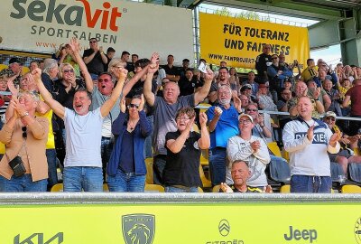 Aufstieg rückt näher: Plauen mit meisterlicher Vorstellung! - Hier gibt es Bildimpressionen vom heutigen Fußballsamstag in Plauen. Fotos: Karsten Repert