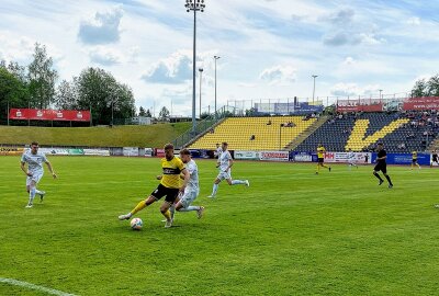 Aufstieg rückt näher: Plauen mit meisterlicher Vorstellung! - Hier gibt es Bildimpressionen vom heutigen Fußballsamstag in Plauen. Fotos: Karsten Repert