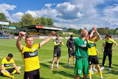 Aufstieg rückt näher: Plauen mit meisterlicher Vorstellung! - Hier gibt es Bildimpressionen vom heutigen Fußballsamstag in Plauen. Fotos: Karsten Repert