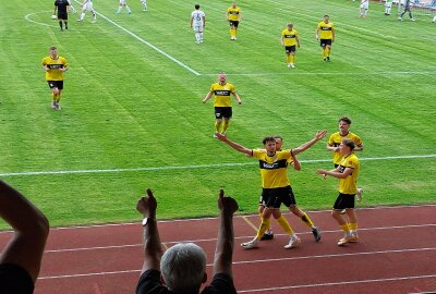 Aufstieg rückt näher: Plauen mit meisterlicher Vorstellung! - Hier gibt es Bildimpressionen vom heutigen Fußballsamstag in Plauen. Fotos: Karsten Repert