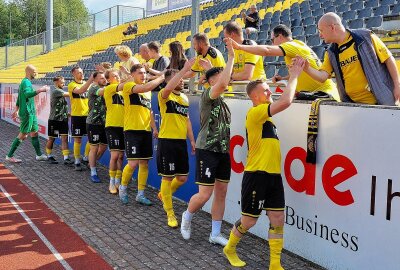 Aufstieg rückt näher: Plauen mit meisterlicher Vorstellung! - Hier gibt es Bildimpressionen vom heutigen Fußballsamstag in Plauen. Fotos: Karsten Repert