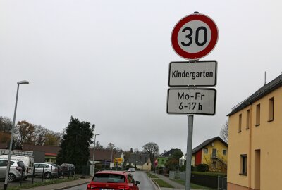 Augen auf: Hier im Vogtland wird jetzt doppelt geblitzt - Montags bis freitags von 6 bis 17 Uhr ist nur Tempo 30 erlaubt. Foto: Simone Zeh