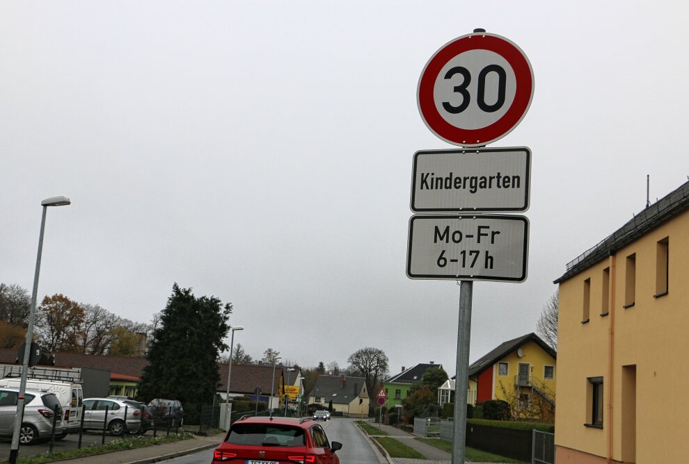 Augen auf: Hier im Vogtland wird jetzt doppelt geblitzt - Montags bis freitags von 6 bis 17 Uhr ist nur Tempo 30 erlaubt. Foto: Simone Zeh