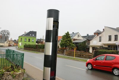 Augen auf: Hier im Vogtland wird jetzt doppelt geblitzt - Hoch ragt die neue Blitzer-Säule in Mühltroff. Foto: Simone Zeh