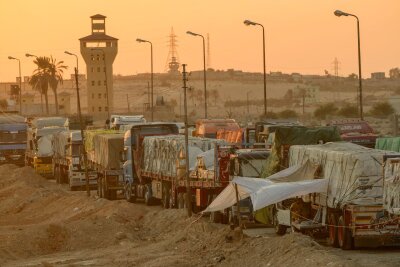 Augenzeugen: Hamas geht gegen Plünderer vor - Der Transport von Hilfsgütern zu den notleidenden Menschen im Gazastreifen so wie auf diesem Archiv-Foto vom vergangenen September zu sehen, ist riskant. Nachdem ein Konvoi mit mehr als 100 Lastwagen geplündert wurde, ging die islamistische Hamas Augenzeugenberichten zufolge gegen Plünderer und andere Kriminelle vor.