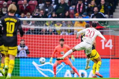 Augsburgs BVB-Schreck Claude-Maurice: Der neue "X-Faktor" - Augsburgs Alexis Claude-Maurice (r) beim erfolgreichen Torschuss zum 1:1.