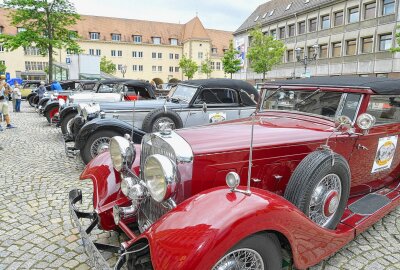 August Horch mit Doppel-Jubiläumsfahrt geehrt - Zeitzeugen der Automobilbaukunst unter dem Namen Horch auf dem Zwickauer Kornmarkt. Foto: Thorsten Horn