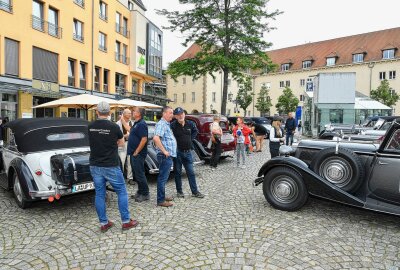 August Horch mit Doppel-Jubiläumsfahrt geehrt - Benzingespräche zwischen geschichtsträchtigen Automobilen. Foto: Thorsten Horn