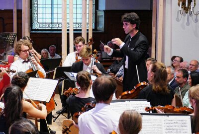 Augustusburger "Kronjuwelen": 6. Musiksommer begeistert riesiges Publikum - Dirigent Pascal Kaufmann beim Abschlusskonzert in der Augustusburger Stadtkirche. Foto: Andreas Bauer