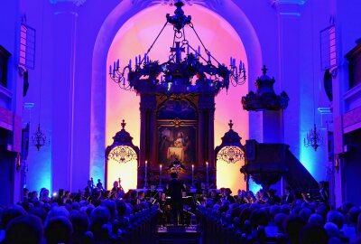 Augustusburger "Kronjuwelen": 6. Musiksommer begeistert riesiges Publikum - In der Stadtkirche spielte auch die Illumination eine wichtige Rolle. Foto: Andreas Bauer