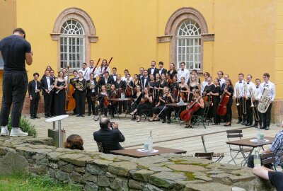 Augustusburger "Kronjuwelen": 6. Musiksommer begeistert riesiges Publikum - Es blieb auch Zeit für ein Erinnerungsfoto. Foto: Andreas Bauer