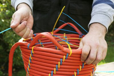 Aus alt mach anders: So geht Upcycling für Einsteiger - Der Gartenschlauch ist oll oder hat sogar ein Loch? Bindet man ihn zu einem Korb, stört das nicht weiter.