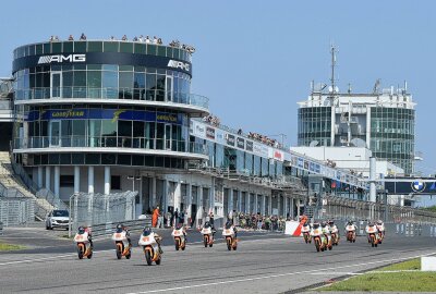 Aus der Eifel zwei Siegerpokal nach Sachsen entführt - Der KTM Junior Cup eröffnete den Renntag bei nun endlich schönstem Sommerwetter. Foto: Thorsten Horn