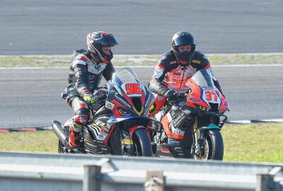 Aus der Eifel zwei Siegerpokal nach Sachsen entführt - Moritz Jenkner (li.) und Paul Fröde beglückwünschten sich nach ihrem Rennen gegenseitig. Foto: Thorsten Horn