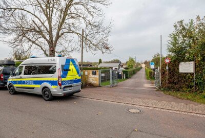 Auseinandersetzung im Kleingartenverein: Polizei und Rettungskräfte im Großeinsatz - In einem Kleingartenverein im Leipziger Norden ist es am Freitagvormittag zu einer Auseinandersetzung gekommen. Foto: EHL Media/Erik-Holm Langhof