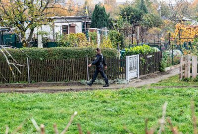 Auseinandersetzung im Kleingartenverein: Polizei und Rettungskräfte im Großeinsatz - Ein Beteiligter wurde dabei so schwer verletzt, dass er vom Rettungsdienst medizinisch untersucht und in ein Krankenhaus gebracht wurde. Foto: EHL Media/Erik-Holm Langhof