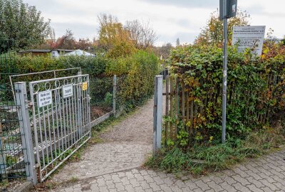 Auseinandersetzung im Kleingartenverein: Polizei und Rettungskräfte im Großeinsatz - Ein Beteiligter wurde dabei so schwer verletzt, dass er vom Rettungsdienst medizinisch untersucht und in ein Krankenhaus gebracht wurde. Foto: EHL Media/Erik-Holm Langhof