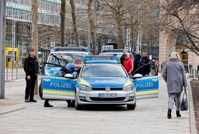 Auseinandersetzung zwischen Jugendlichen bei Galerie Roter Turm - In Höhe der Galerie Roter Turm kam es zu einer Auseinandersetzung zwischen mehreren Jugendlichen. Foto: Harry Härtel