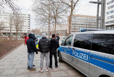 Auseinandersetzung zwischen Jugendlichen bei Galerie Roter Turm - In Höhe der Galerie Roter Turm kam es zu einer Auseinandersetzung zwischen mehreren Jugendlichen. Foto: Harry Härtel