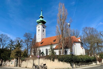 Ausflugsziel Friedhof: Diese Ruhestätten lohnen einen Besuch - 1A-Lage und viele Gräber von prominenten Personen: Um die barocke Pfarrkirche St. Georg in München-Bogenhausen liegt der gepflegte Friedhof.