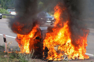 Ausgebranntes Auto: War es ein technischer Defekt? - Das Fahrzeug fing während der Fahrt plötzlich Feuer. 