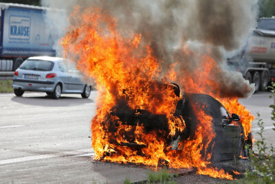 Ausgebranntes Auto: War es ein technischer Defekt? - Das Fahrzeug fing während der Fahrt plötzlich Feuer. 