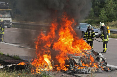 Ausgebranntes Auto: War es ein technischer Defekt? - Das Fahrzeug fing während der Fahrt plötzlich Feuer. 